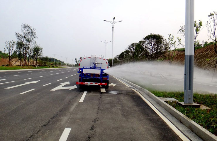 東風(fēng)多利卡8噸灑水車側(cè)噴實拍圖片2.jpg